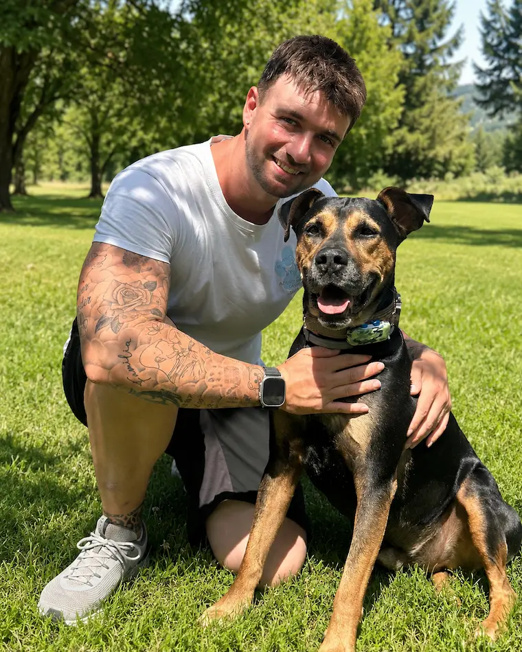 Alejandro Elvira, instructor y fundador de Enjoy Can, con uno de los perros del curso presencial de adiestrador canino en Madrid